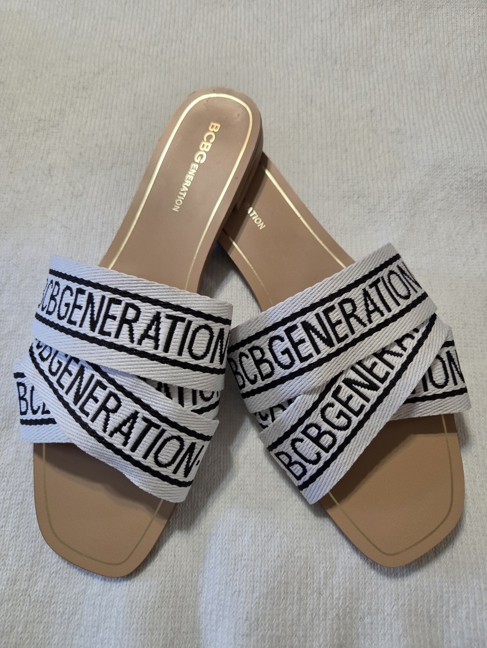 BCBGeneration Kayla White and Black Logo Crisscross Slide Sandals. Sz 9 New